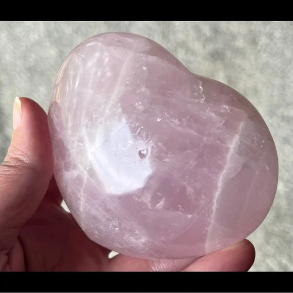 {Giveaway Bonus} ✨ HP ✨ (Lavender-ish) Rose Quartz ✨ Carved Heart ✨ - Picture 5 of 11
